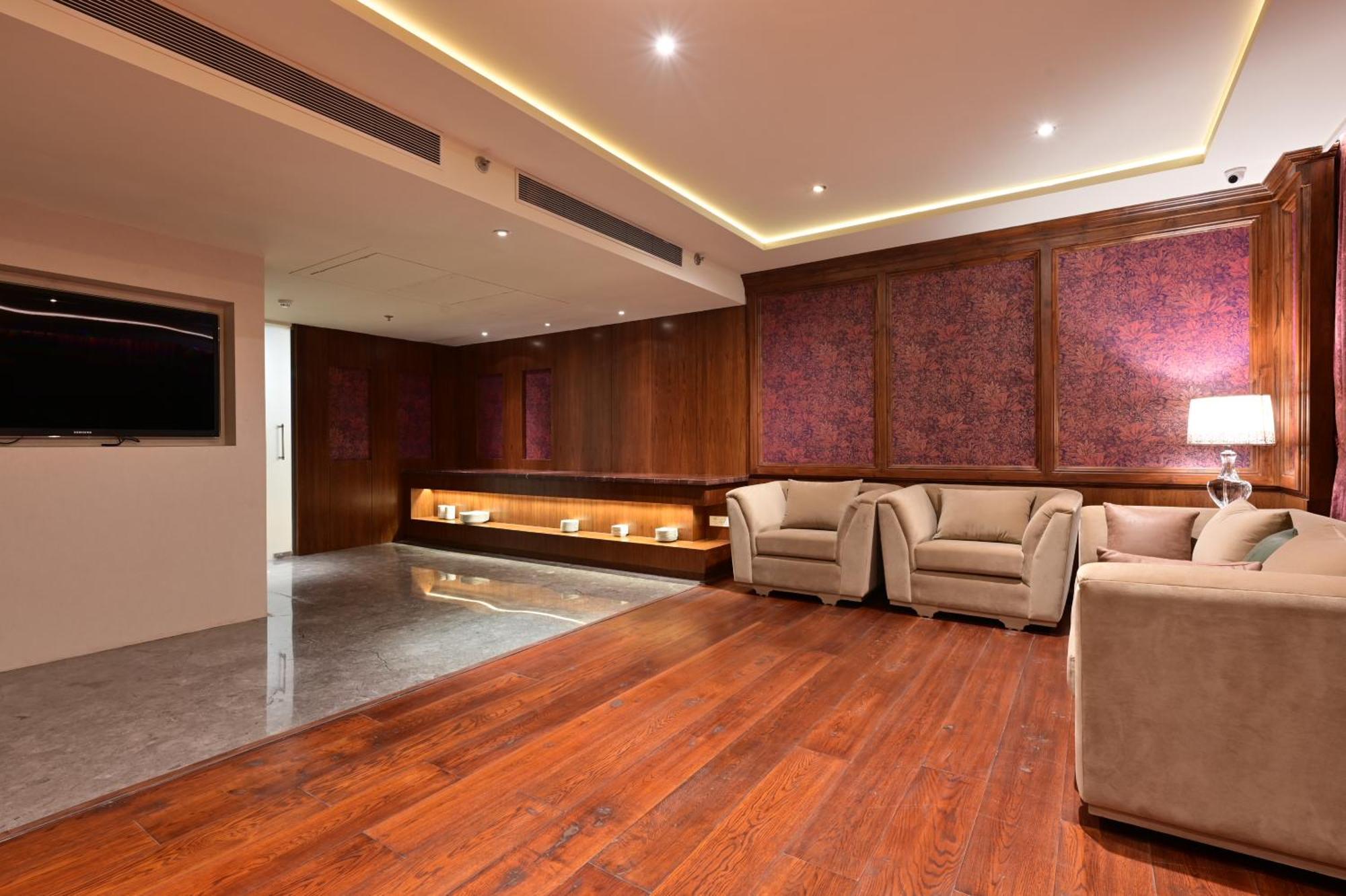 Clarens Hotel Gurgaon Exterior photo