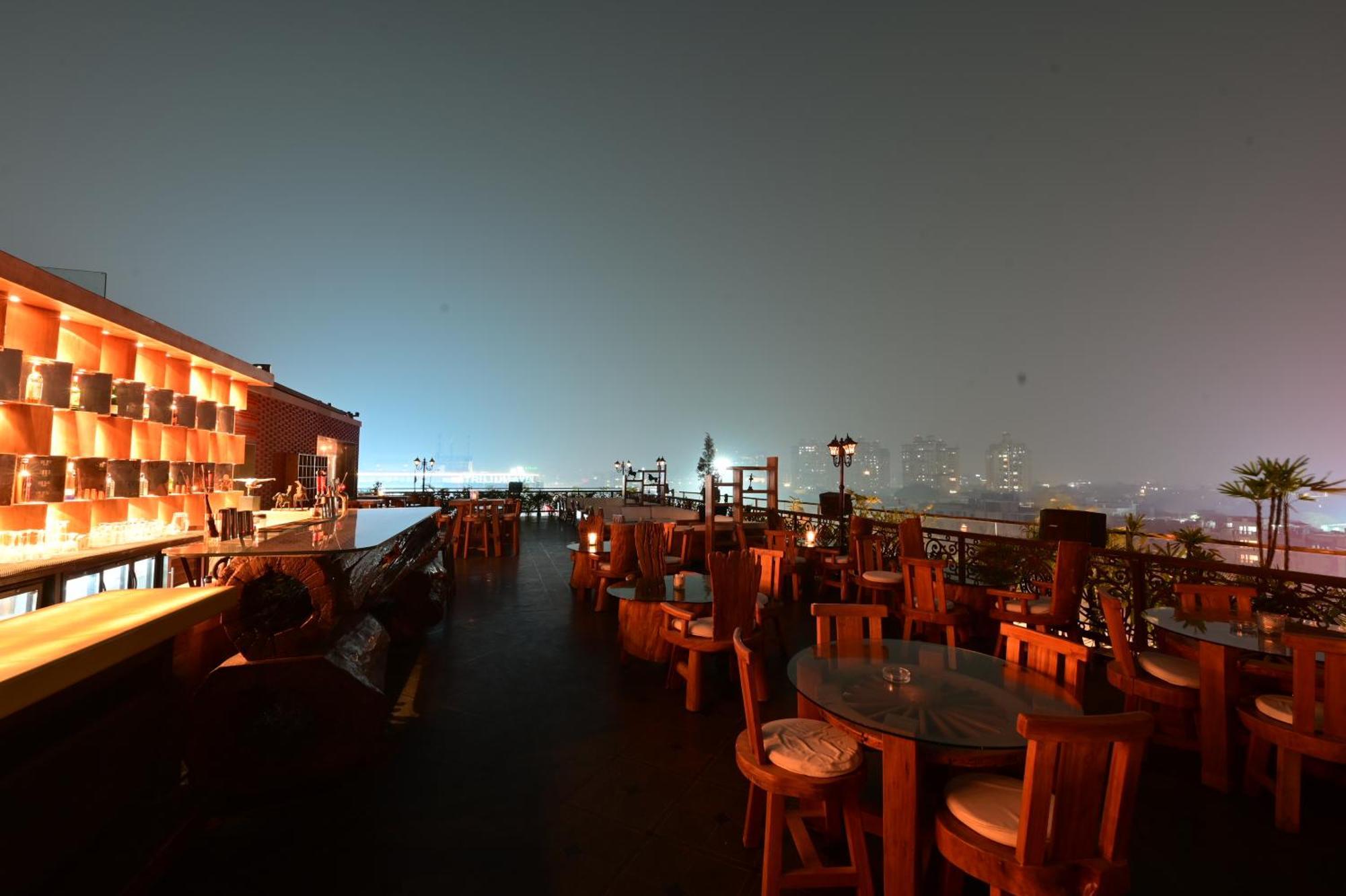 Clarens Hotel Gurgaon Exterior photo