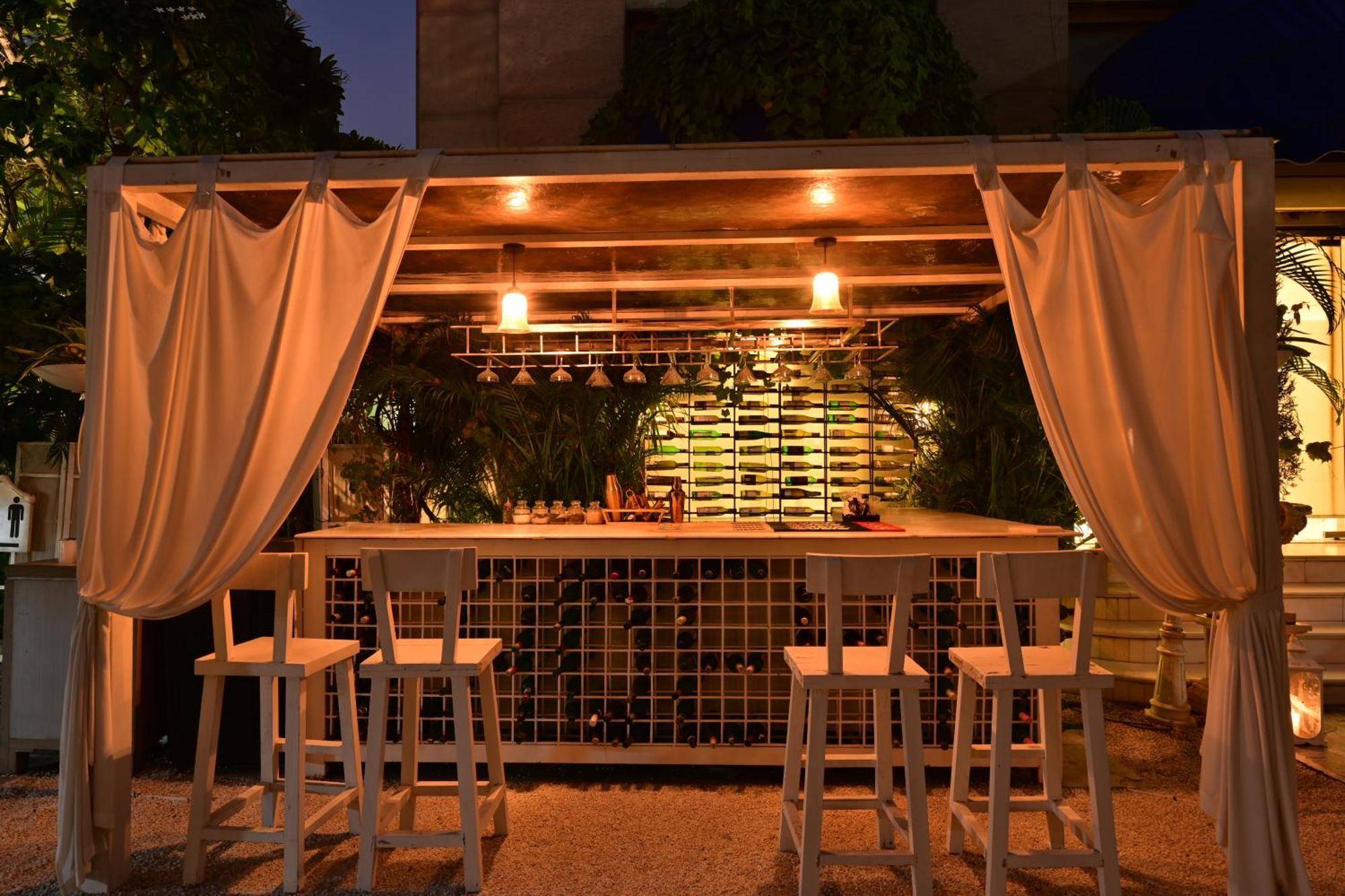 Clarens Hotel Gurgaon Exterior photo
