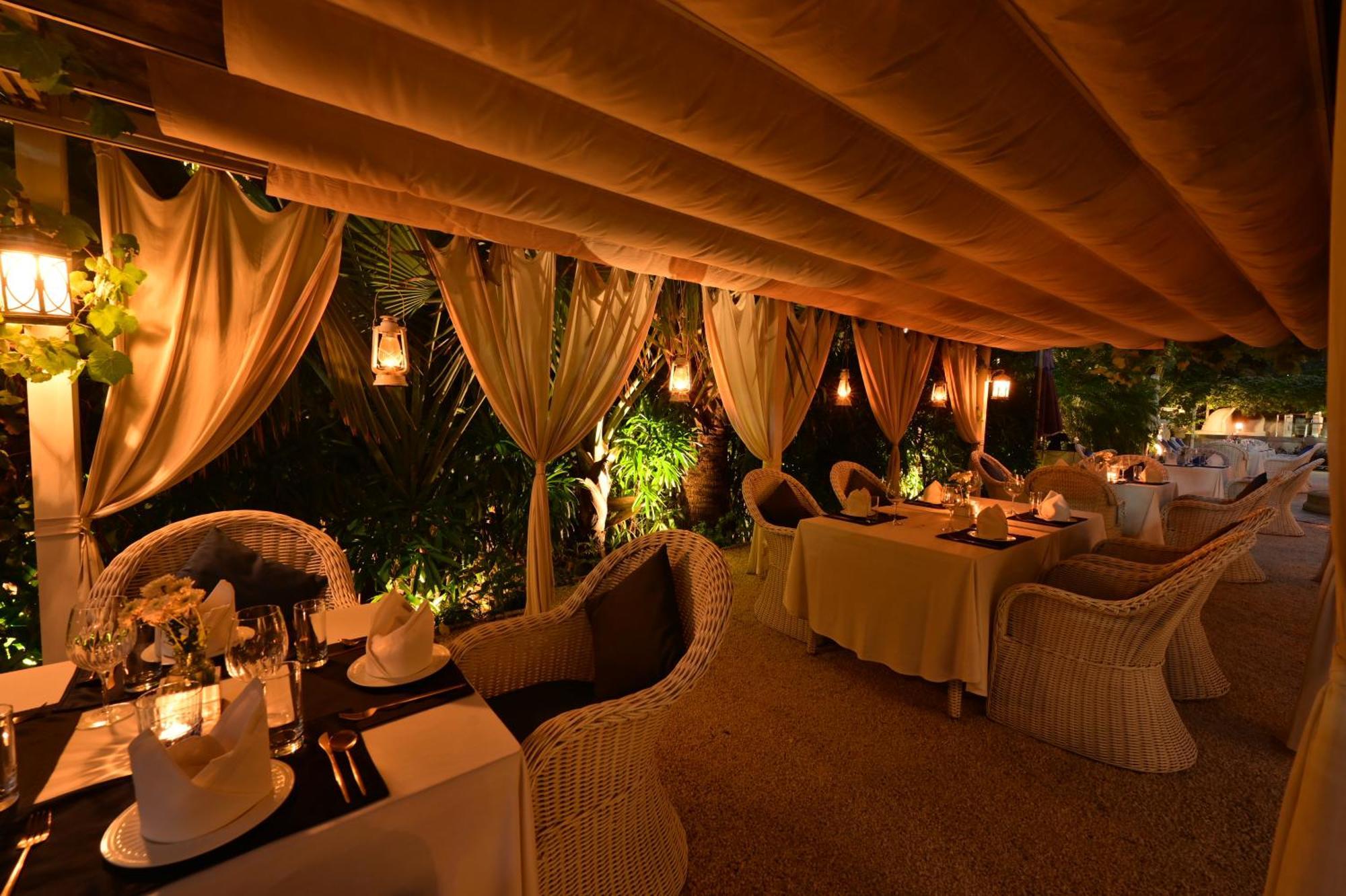 Clarens Hotel Gurgaon Exterior photo