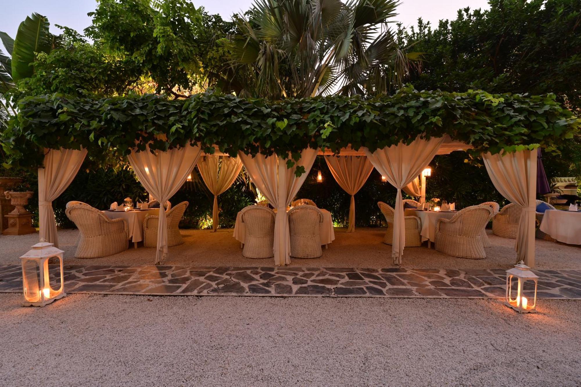 Clarens Hotel Gurgaon Exterior photo