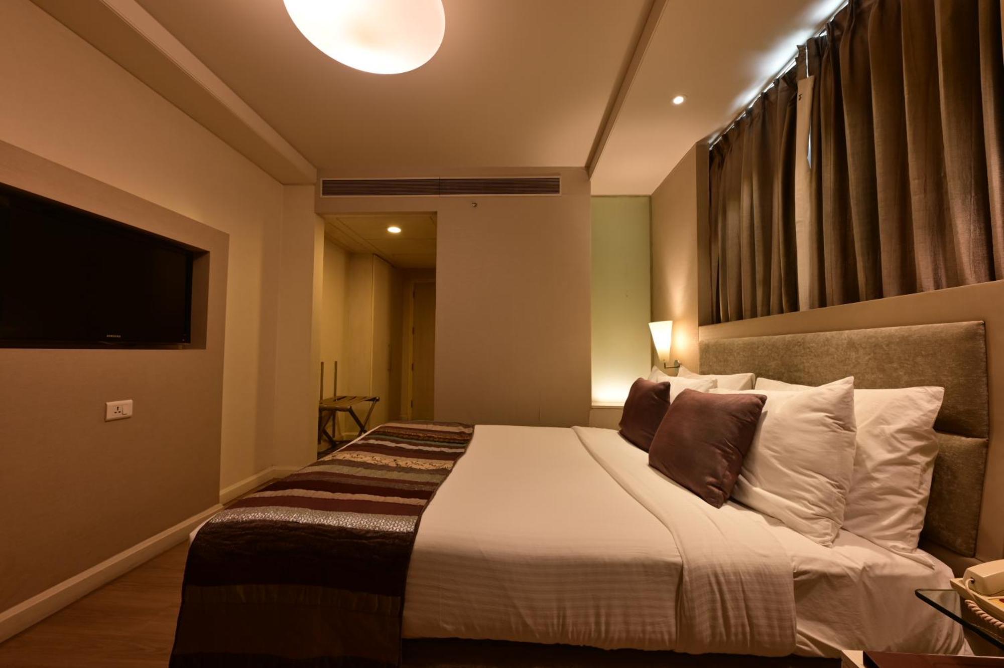 Clarens Hotel Gurgaon Exterior photo